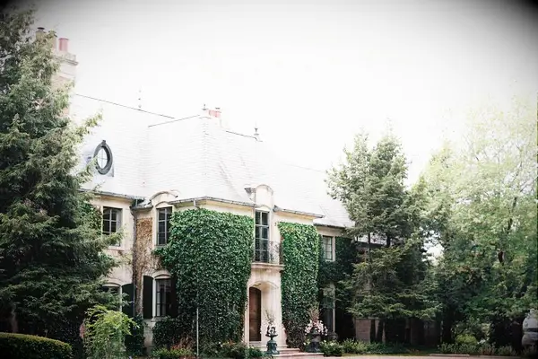 A romantic house wedding venue at Greencrest Manor in Battle Creek, Michigan