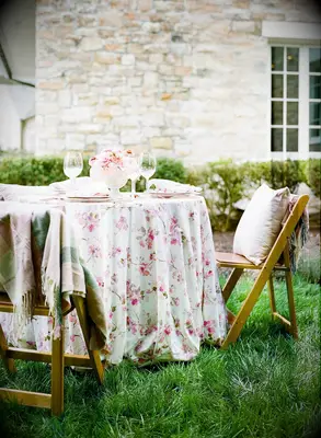 floral patterned table cloths for your spring wedding decor