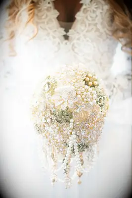 Art deco brooch bouquet, great gatsby themed wedding