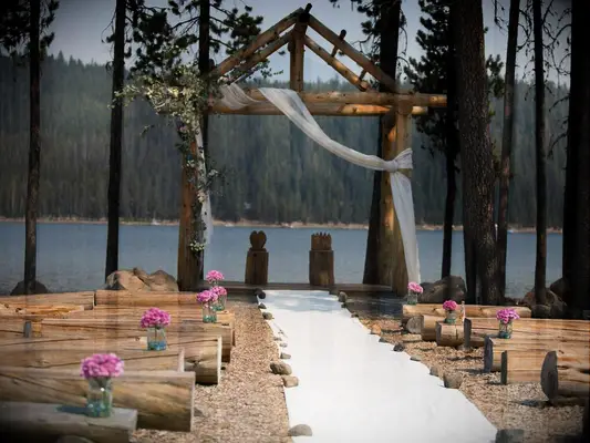 Lake wedding venue in Bend, Oregon.