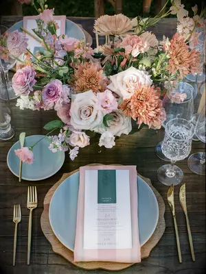 This stunning place setting takes in all the best of a late-spring, early-autumn color pairing.