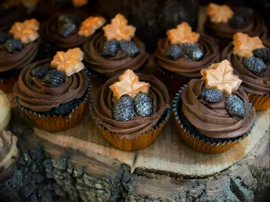 Fall-inspired wedding cupcakes