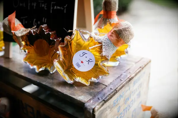 Mini maple syrup favors at a fall wedding