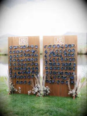 Horseshoe escort card display