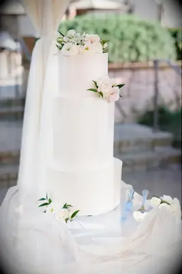 Romantic three-tier wedding cake