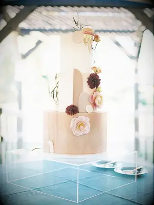 Geometric neutral-toned cake with flowers