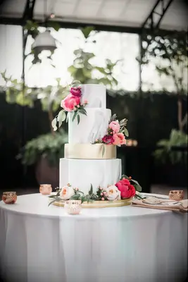 Four-tier gray marbled cake with pink peony decorations