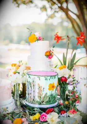 Colorful garden-inspired one-tier wedding cake