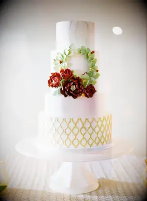 Preppy four-tier wedding cake with wreath decoration