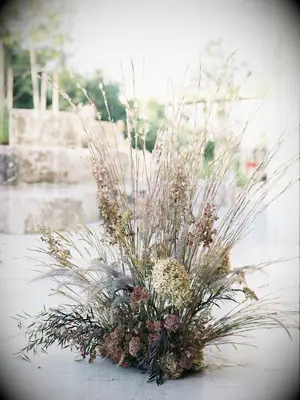 A beautiful neutral-toned floral arrangement.