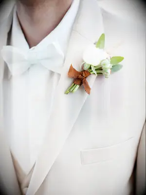 A lovely neutral-toned boutonniere.