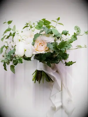 A lovely neutral-toned bouquet.