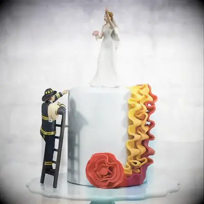 25 toppers de divertidos pasteles de boda que harán reír a tus invitados