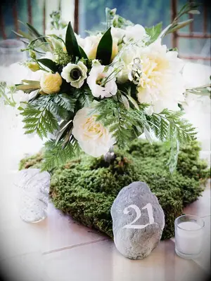 Moss and rock table numbers as wedding decoration DIY.