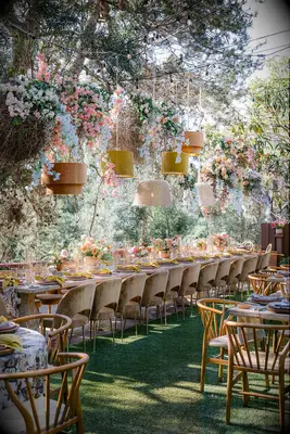 Ces fleurs de mariage suspendues (et des idées plus élevées) feront monter votre décor