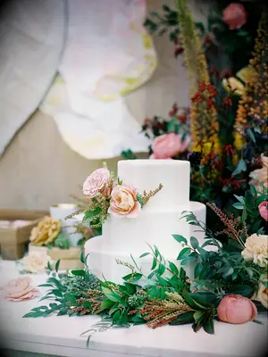 Simple wedding cake with fresh flowers