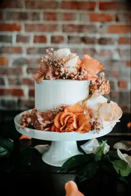 Single-Tier Wedding Cake With Orange Roses