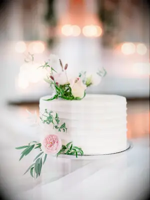 one tier white buttercream cake with pink juliet garden roses and greenery