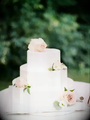 simple flower wedding cake with blush garden roses 