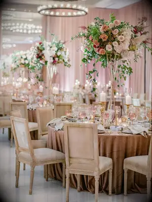 This dusty rose table decor is a stunning choice for a modern wedding.