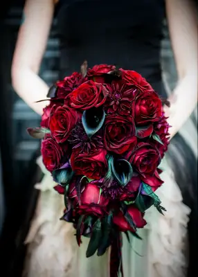 Dramatic dark wedding bouquet at a Halloween wedding