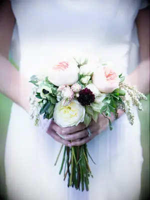 This small bouquet shines with rich roses in pale pink and yellow.