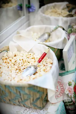 inexpensive wedding favor idea self serve popcorn station