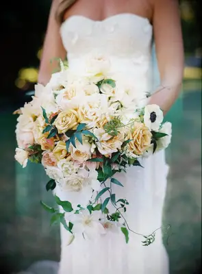 Bride holding yellow-and-white bouquet