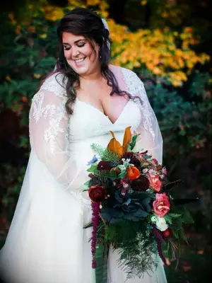 bride holding fall wedding bouquet