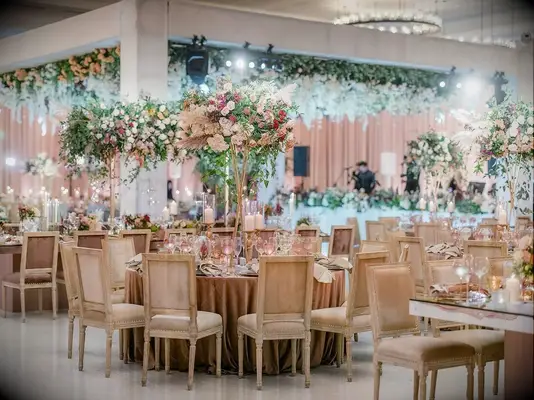 A breathtaking table centerpiece of autumnal flowers and bright lighting.