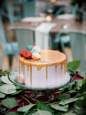 one tier wedding cake with caramel glaze and macarons