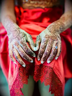 Bridal back hand henna tattoos by Enmuse Photography