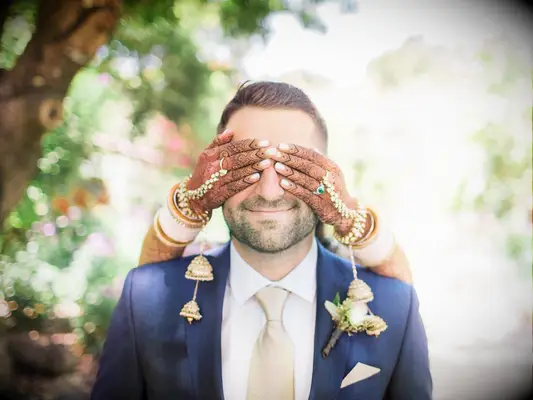Bridal back hand henna tattoos by Apollo Fotografie