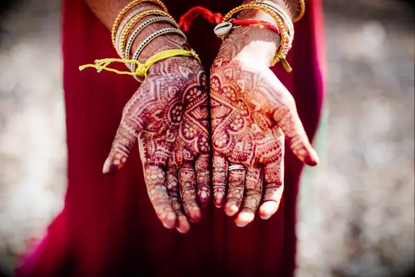 wedding henna ideas with flowers and eyes