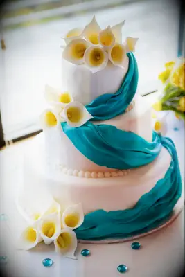 White Sugar Calla Lily-Decorated Wedding Cake