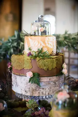 Natural-Inspired Round three-tiered Wedding Cake