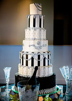 Dramatic black and white wedding cake