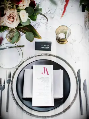 black-and-fuchsia wedding place setting