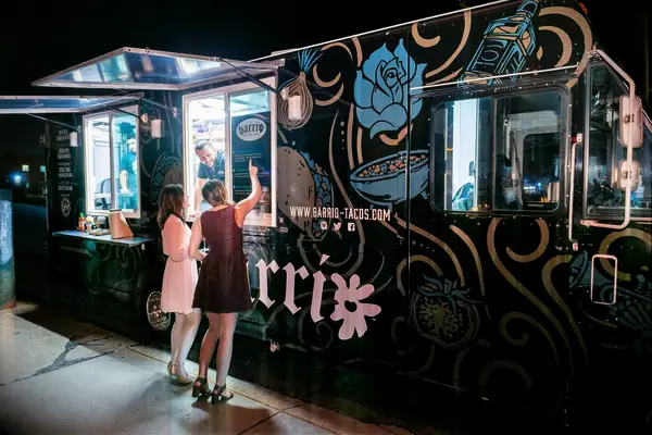 Todo lo que necesita saber sobre la restauración de la boda de camiones de catering