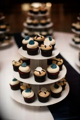 Simple Wedding Cupcakes With Fondant Accent