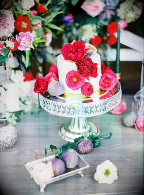 Small cutting cakes budget wedding centerpiece