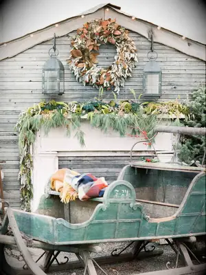 Green sleigh display at a Christmas wedding.