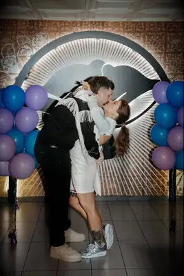 Couple kissing at Taco Bell wedding ceremony