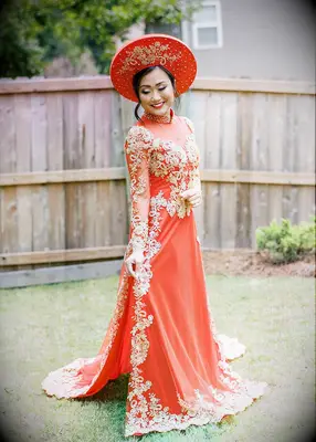 Vietnamese bride wearing Áo Dài 