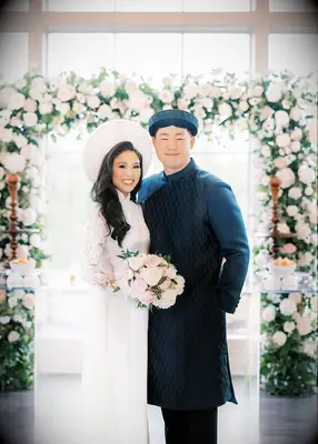 Vietnamese couple wearing Khăn Ðóng 