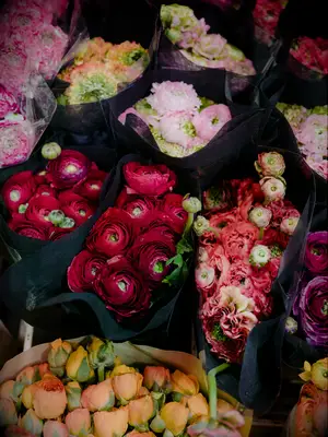 Who Traditionally Pays for the Wedding Flowers?