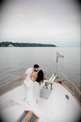 Photoshoot for your engagement on a boat
