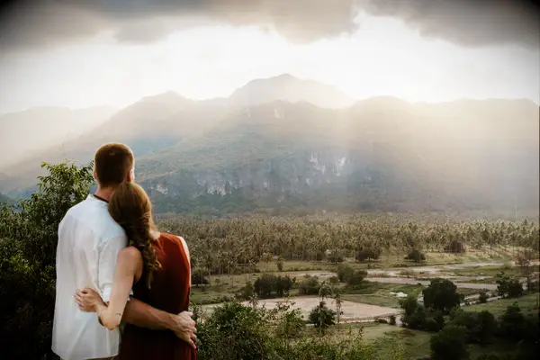 Engagement photoshoot ideas at sunset in the mountains