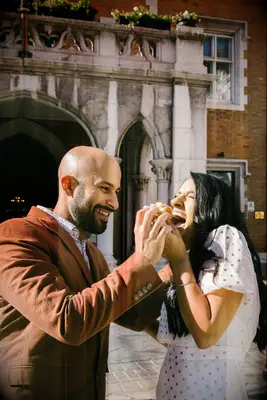 Voici exactement comment prendre des photos de fiançailles drôles que vous adorerez