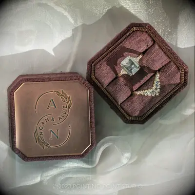 Engraved double slot ring box